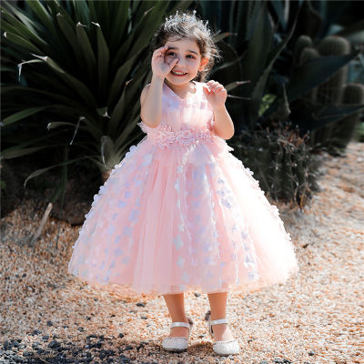 Why moms and dads should choose infant girl’s clothes during income period